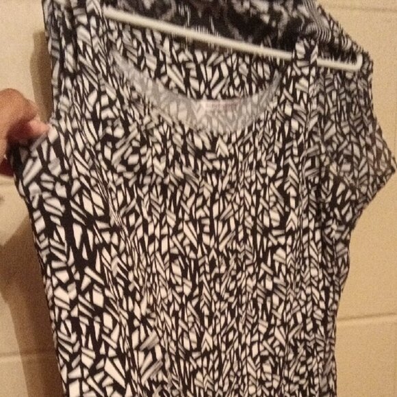 Allison Daley Monochrome Geometric Top - Picture 12 of 14